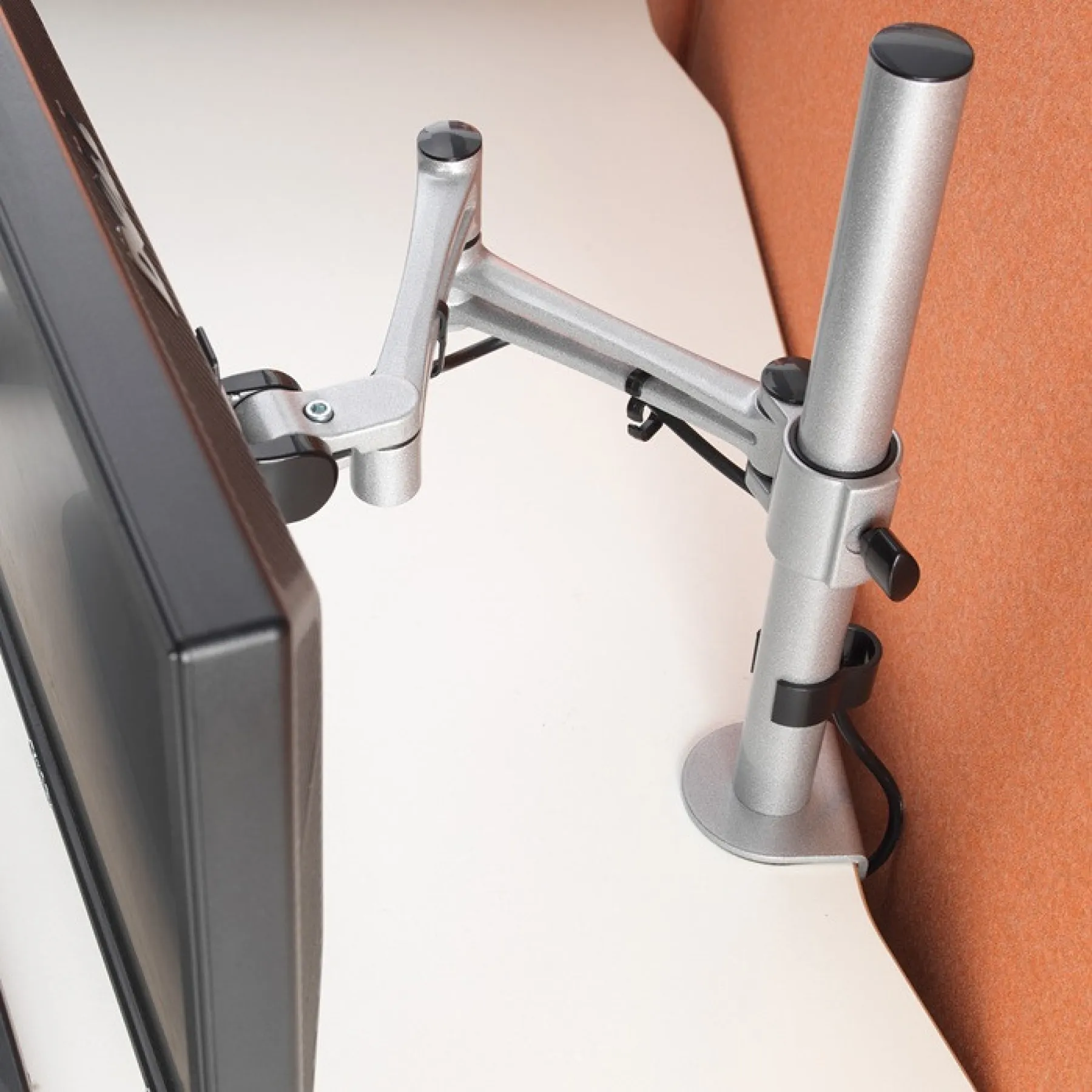 Luna single monitor arm dams silver roomset
